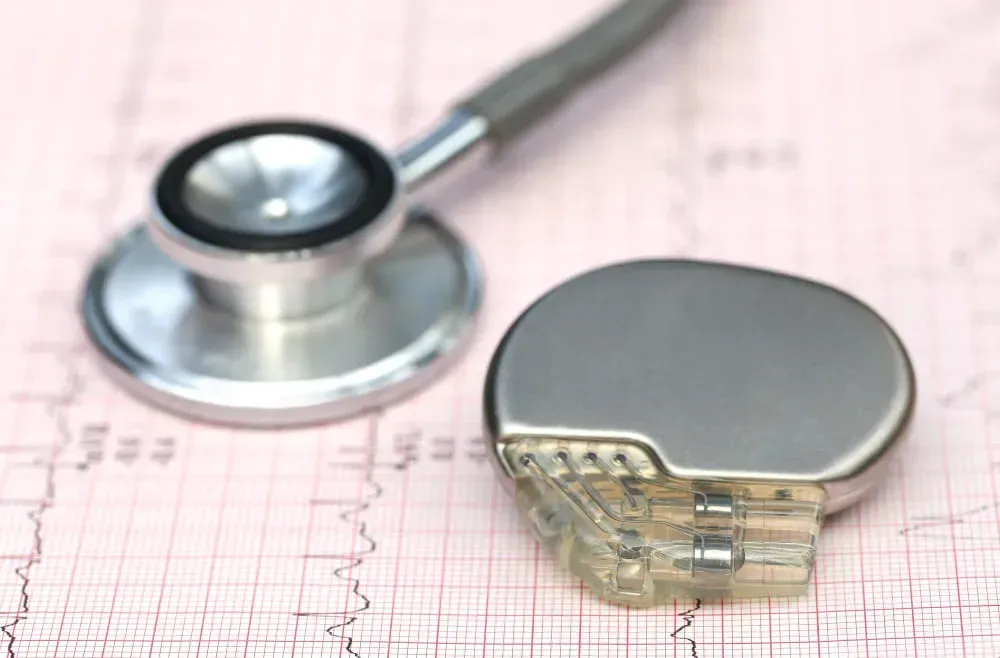 Implante de marcapasos definitivo, desfibrilador automático implantable o resincronizador cardíaco